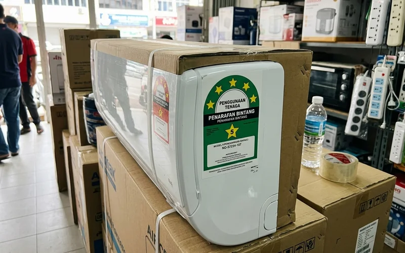 Energy label sticker on a new aircon box in a shop